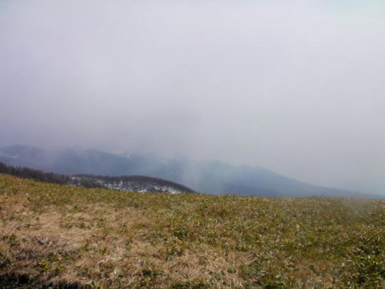 1251　山頂に着くと八ヶ岳方向は雪が舞っていました