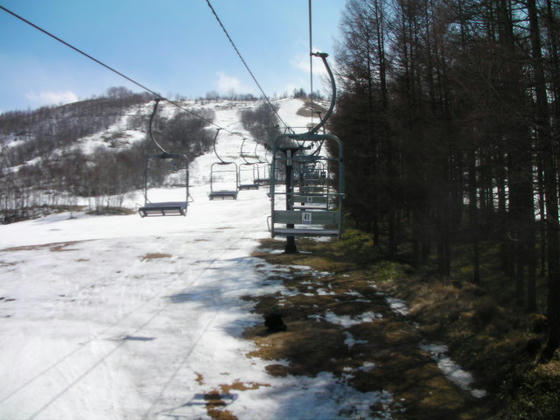 1305　普段は滅多に乗らない一番奥のペアにも乗っておきました。これだけ雪が融けるとスノートレイルやフリークも良く判ります(苦笑)