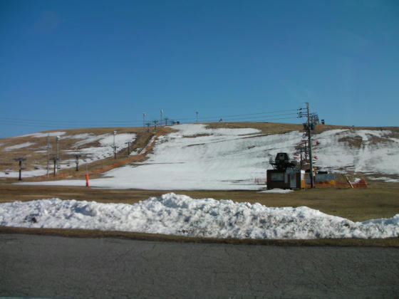 1548　霧ヶ峰。ピステン跡が見えました。綺麗なバーンのまま融雪し春の芽吹きを迎える事でしょう