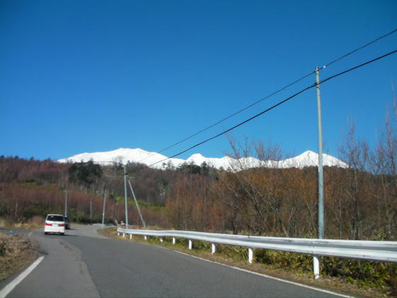 738　快晴の空の下、真っ白な御嶽山がお出迎え