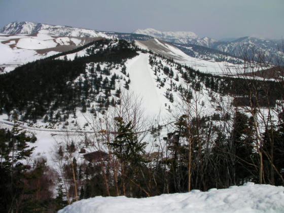 918　対峙する逢の峰ゲレンデ。既に営業終了でした