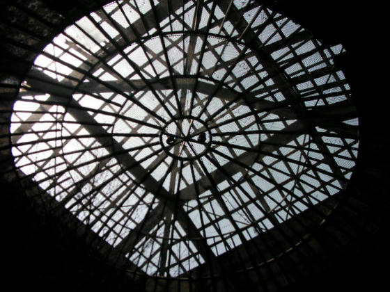 1226　センターハウスの天井はドーム型明り取りの構造になっていました。珍しいですね～