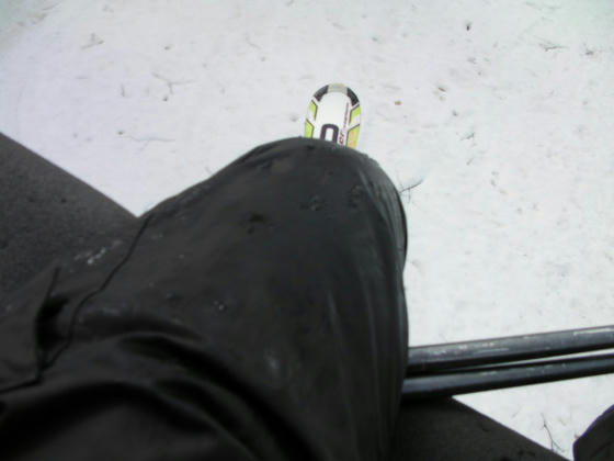 1252　気温上昇で緩んだ雪、荒れた雪面を滑るので膝上までビショビショになっていました。ブーツの中も浸水し始めて来ました。こういう時リヤエントリーは無敵でした(苦笑)