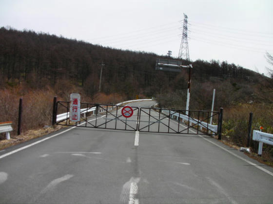 1255 冬季閉鎖のゲート脇から入って八島湿原に向かいます。道路に雪は無いという確信がありました(笑)
