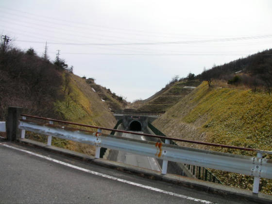 1256　旧和田トンネル上を渡ります