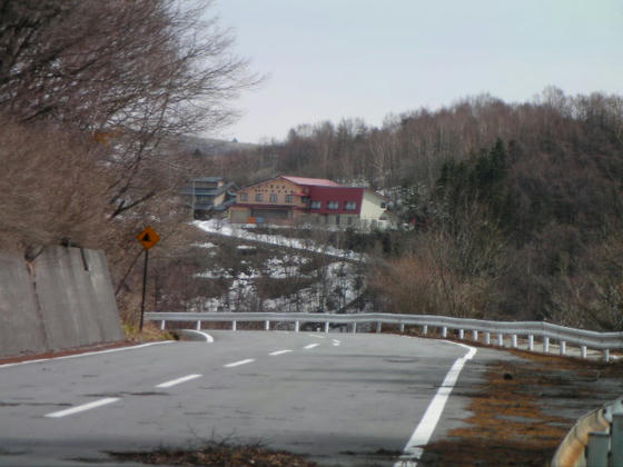 1351　八島湿原の駐車場が見えてきました。もう少し！