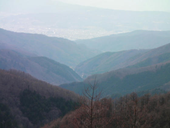 1354　今日御柱の山出しが行われている萩倉地区の谷が見えました