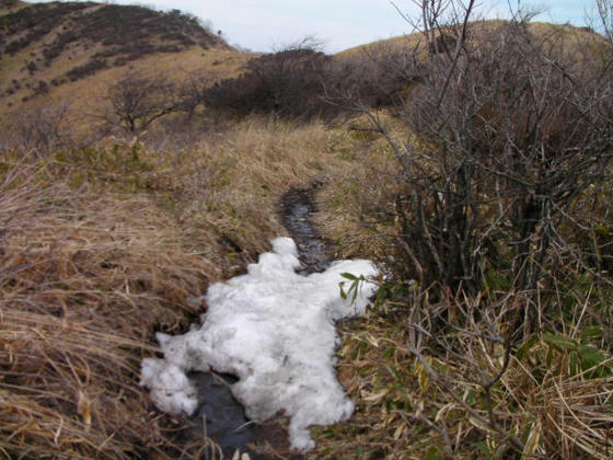 1420　残雪があったのは、ここと主峰直下の二箇所だけ。迂回できるので無問題でした