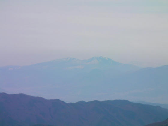 1434　根子岳と四阿山(あずまやさん)。左端は峰の原スキー場か？