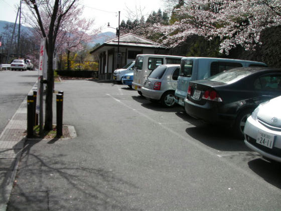 957　表口にはトイレと少ないながら駐車場もありました