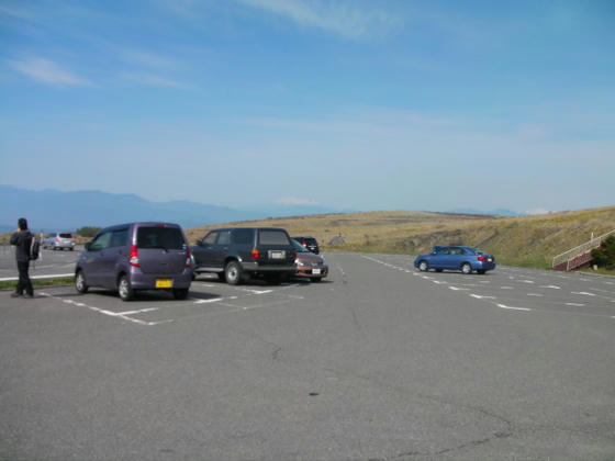 806 車山肩P駐車場到達。出発時よりは車台数増えていましたがガラガラです