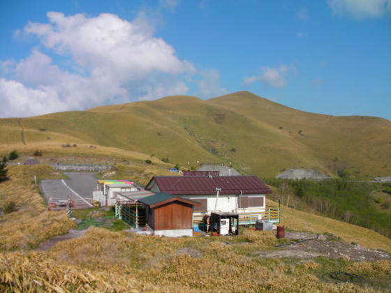 717 三峰ドライブインの展望台から三峰山を臨む。定石通り下山時には視界が良く…