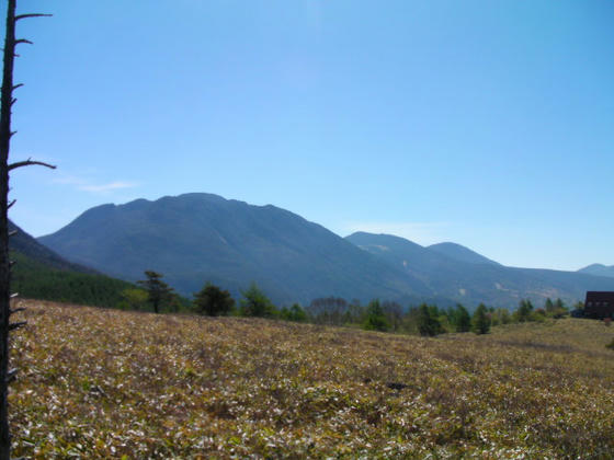 844　北横岳～縞枯山辺り。右端の赤い屋根がアルビレオ。これで一周です。