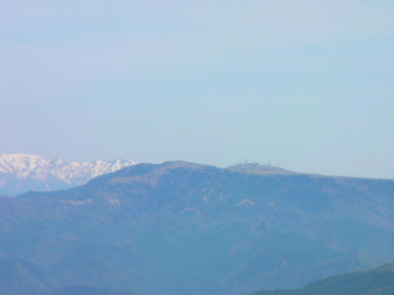 916　アンテナ林立の美ヶ原と左の茶臼山2006m
