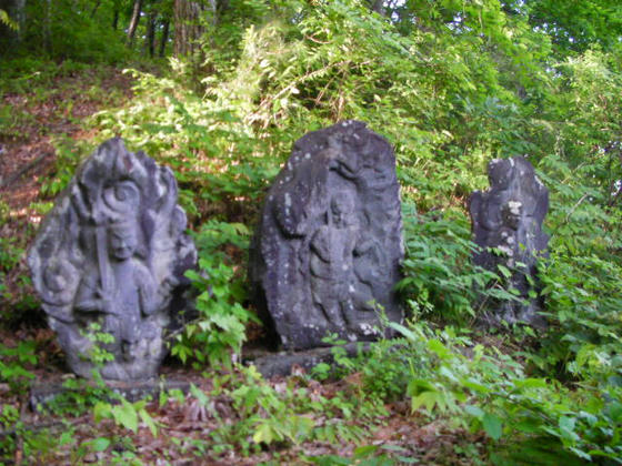 1658　落ち葉で滑る急な登山道を一気に上ると最初の三体の石像があります