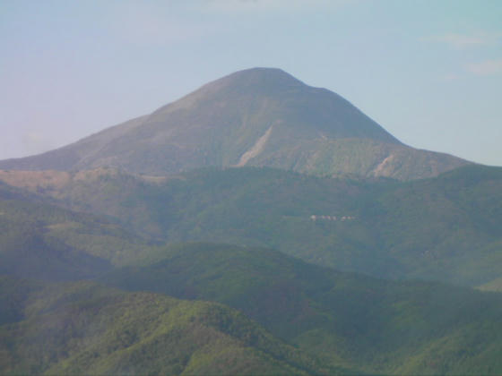 1727　蓼科山。先日登った八子ヶ峰は手前の稜線です