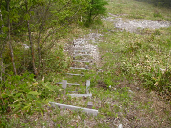 608　登山道は一応整備されていますが、かなり傷みも目立ちました