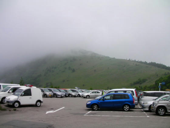 1049　山頂方向は霧の中…。八島湿原の駐車場はほぼ満車でしたが、駐車待ちの渋滞はありませんでした