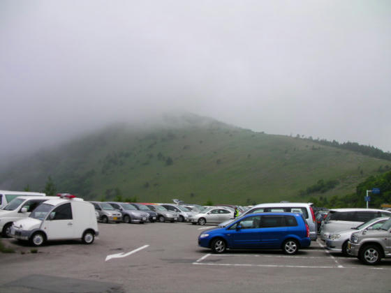 1049 山頂方向は霧の中…。八島湿原の駐車場はほぼ満車でしたが、駐車待ちの渋滞はありませんでした