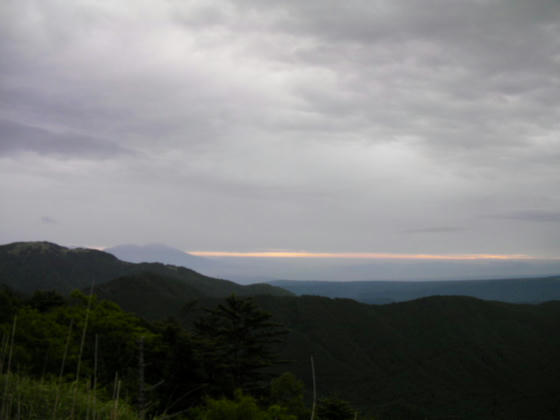 605　浅間山から右一直線に伸びた朝焼けが印象的でした