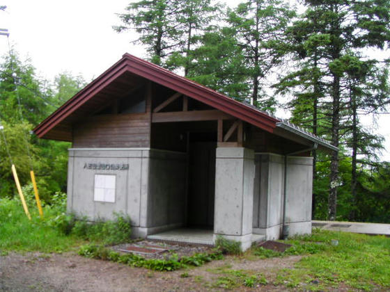 1611　下山完了。駐車場下にはこんな立派なトイレもあります