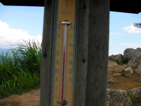 1606　麓の安国寺TNでは26度ありましたが、山頂は19度でした。ちなみに標高差は約800m