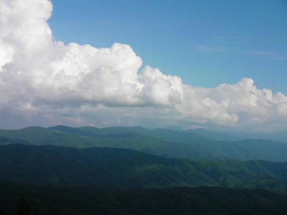 入笠山(左から2番目の黒っぽいピーク)と南アルプス方向