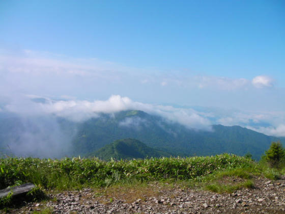 727　霧は三峰山辺りで集中的に湧いているように見えました