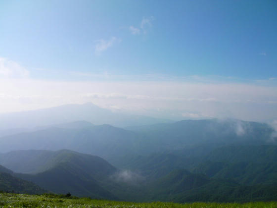 735　蓼科山～八ヶ岳方向はぼんやり見えてきました