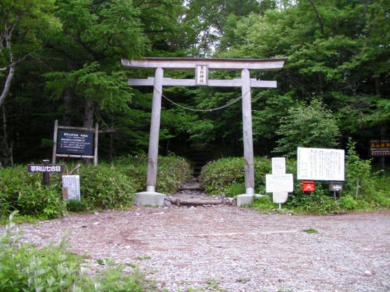 614　まず蓼科山七合目登山口を下見しました。こんな曇天ですが既に10台程度停まっていて登っているようでした