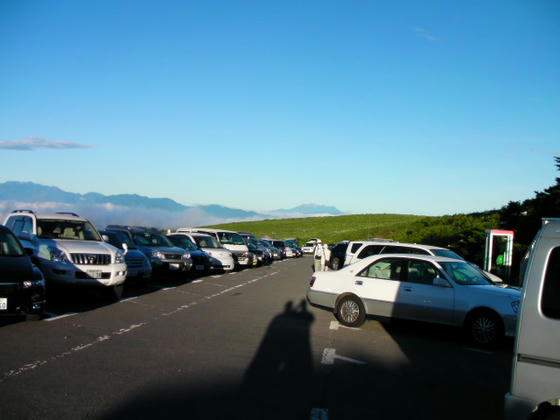 533　車山肩P。この時間でも7割方埋まっていました。半分は車泊かも？中央奥には思いっきり御嶽山が見えてます(笑)