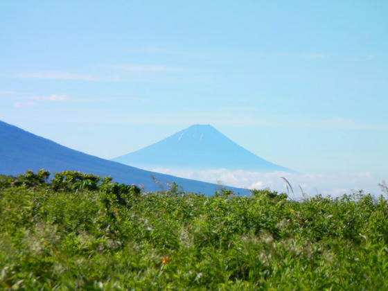 702　沢渡スキー場方向へ進むと富士山が現れます