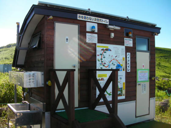 715 バイオトイレが設置されていました。屋根は前面ソーラーパネルが付いていました