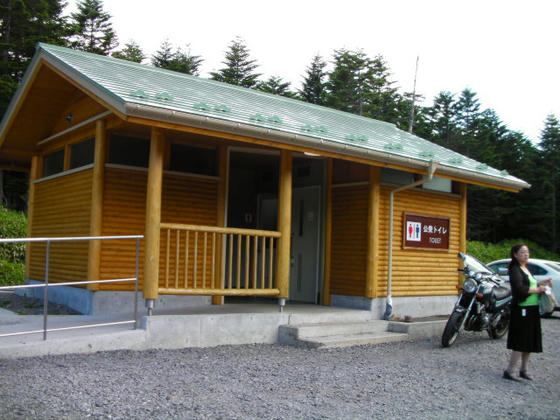 1421 麦草峠の駐車場。無料でトイレ付き。白駒の池Pは普通車@500二輪車@100トイレ有料です
