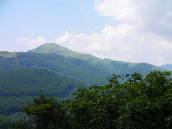 1401 振り返ると三峰山が綺麗に見えていました