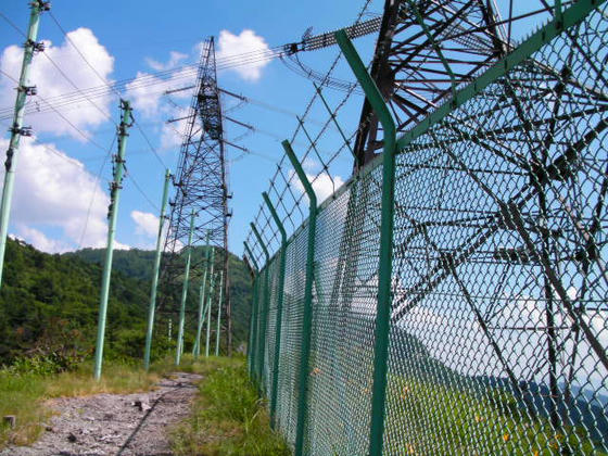 1413　ピーク②到達。2本の東京電力の高圧送電線の鉄塔がありました。安曇野幹線と書かれていて、後で調べたら2本とも朝日村の変電所へ別ルートで繋がっていました