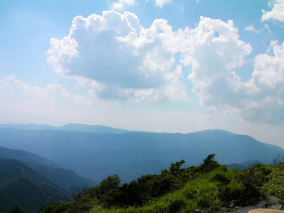 1454　左＝高ボッチ高原、右＝鉢伏山