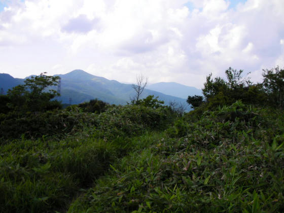 1525　ピーク3まで戻りました。三峰山が良く見えます