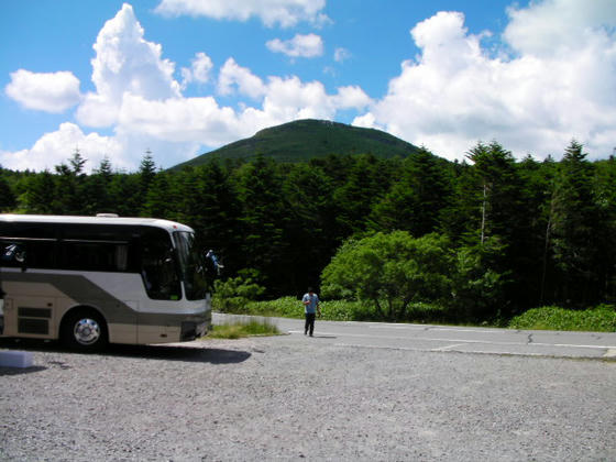 1342　目指す茶臼山2384m。大型バスが4台も停まっていてちょっとビックリ