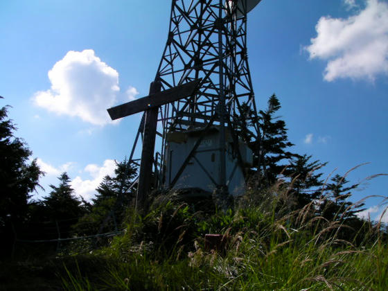 1533 電波塔の建つ八柱山山頂部到達