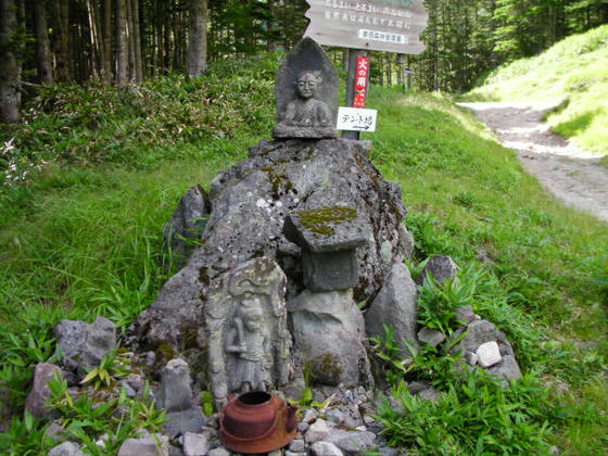 1438 雌池へ向かう途中に石仏がありました