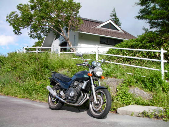 1610 下山完了。奥の建物は立派な公衆トイレ