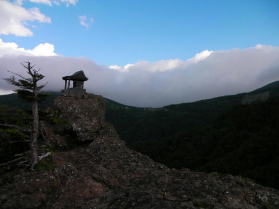 1700　山頂部には祠がありました