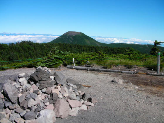 820 そこそこ広い広場状です。一旦通過し北峰へ向かいます