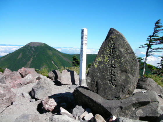 825　北峰2480m到達。山頂碑はやはりこちらでした(笑)