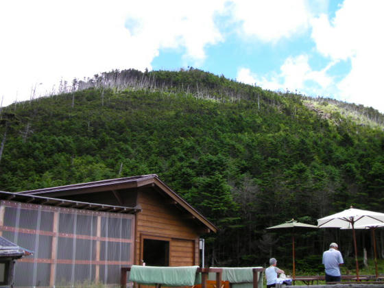 1033　バイオトイレ棟と雨池山