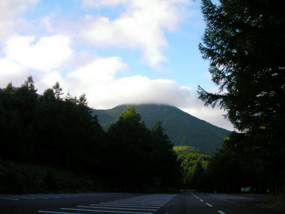 605　御泉水自然園通過。蓼科山山頂には雲がorz