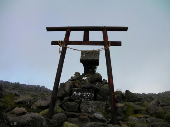 751　中央窪地部に蓼科神社がありました