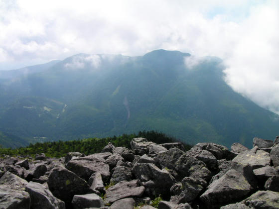 903　東端からは北横岳が辛うじて見えました。鞍部には亀甲池・天祥寺平があります