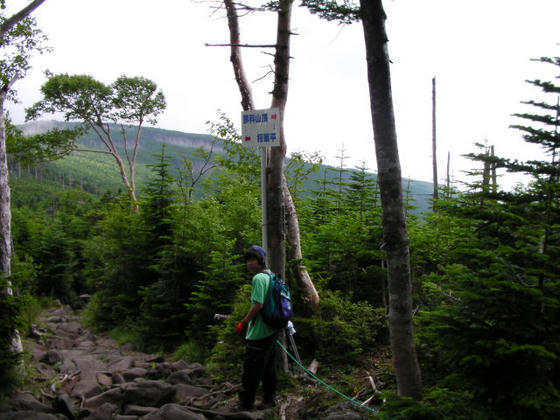 930　岩場が終わりストックをデポした所まで下りました。左後ろは前掛山か？